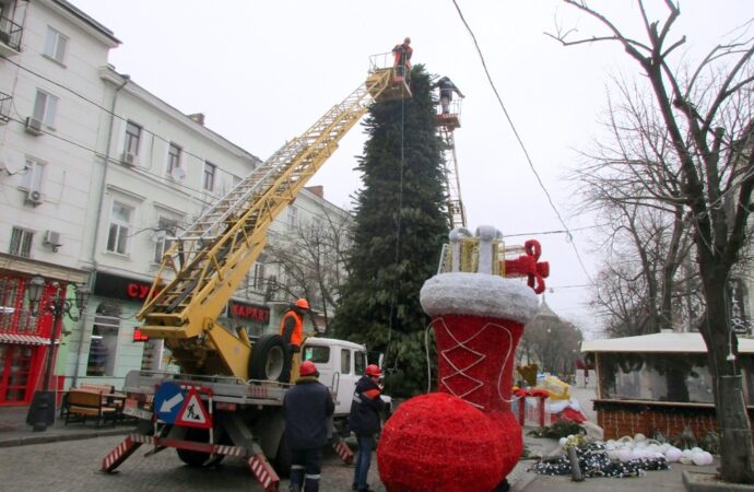 Праздники закончились: в Одессе демонтируют елки и новогоднюю атрибутику (фото)