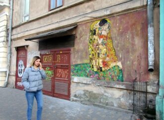 В Одессе обшарпанную стену на улице Торговой облагородили «Поцелуем»