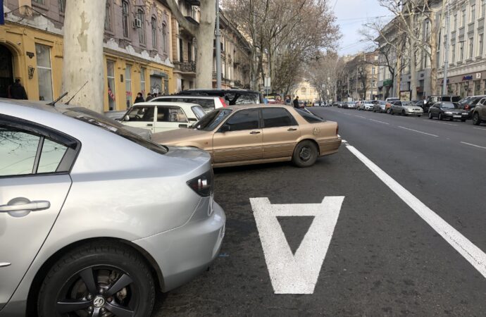 Водителей в Одессе регулярно штрафуют за нарушения на новой полосе в центре города