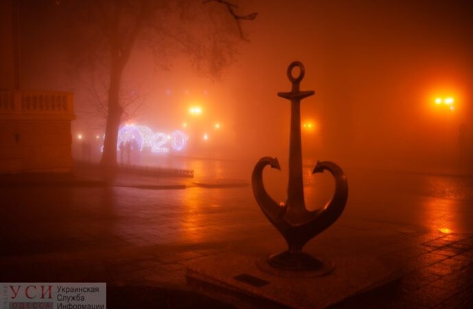Будинок Руссова і оперний театр: як густий туман розійшовся історичною частиною Одеси (фото)