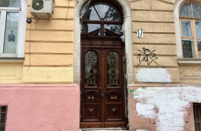 Любуемся: на Преображенской в Одессе появилась старинная отреставрированная дверь (фото)