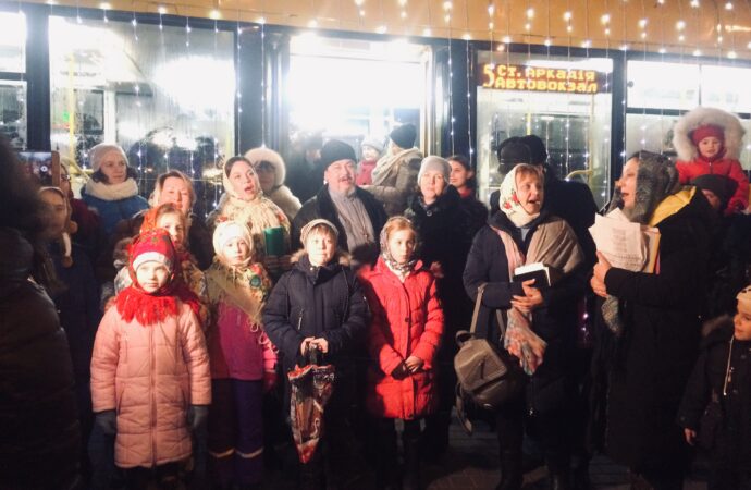 Пели колядки и раздавали сладости: как прошел рождественский парад трамваев в Одессе (фото)