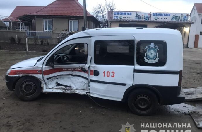 Водій швидкої загинув, лікарка — у важкому стані: на Одещині легковик зіштовхнувся з каретою швидкої допомоги