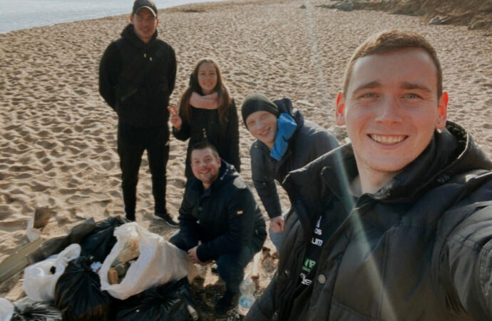 Школьники в Одесской области по собственной инициативе убирают пляжи от мусора