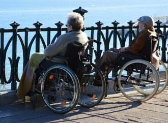 Уход за людьми с инвалидностью: где взять подгузники, глюкометр и слуховой аппарат?