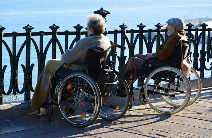 Уход за людьми с инвалидностью: где взять подгузники, глюкометр и слуховой аппарат?