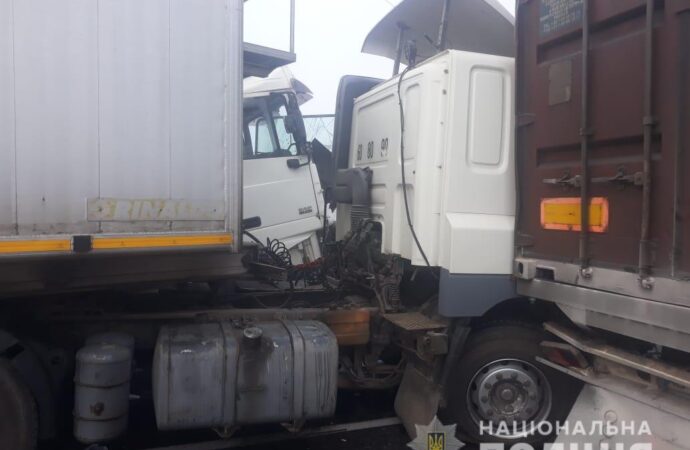 Крупное ДТП на трассе Одесса-Киев: столкнулись 11 транспортных средств