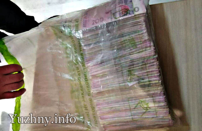 У поліції сприйняли за жарт: на Одещині посеред вулиці було знайдено 200 тисяч гривень