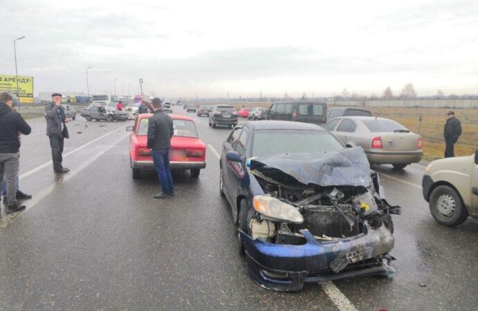 На Объездной дороге в Одессе столкнулись 5 автомобилей, образовалась пробка