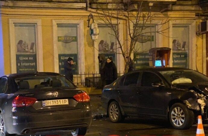 В Одессе столкнулись две легковушки: один автомобиль отбросило на аптеку (видео)