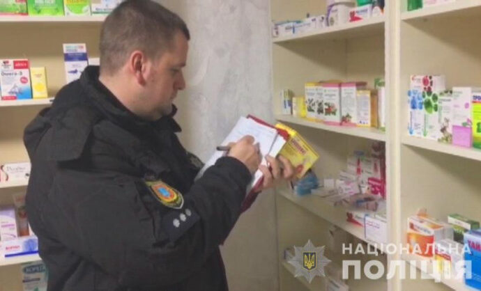 В Одессе накрыли аптеку, где без лицензии торговали медикаментами (видео)