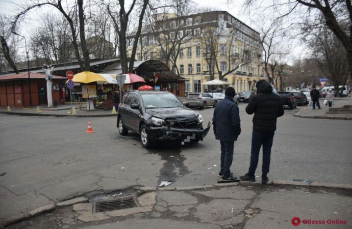 В Одессе авто охранной фирмы не разминулось с кроссовером (фото)
