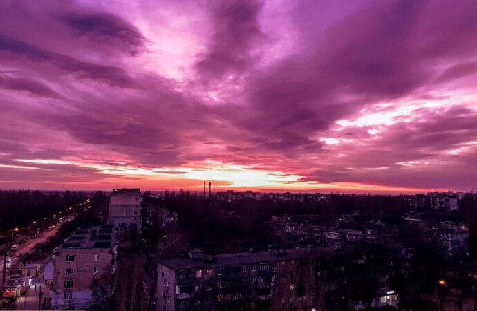 Червоний, рожевий та фіолетовий: в Одесі спостерігали дивовижний захід сонця (фото)