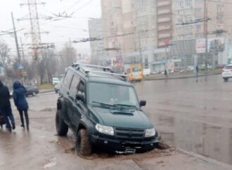 В Одесі частина припаркованого на тротуарі позашляховика провалилася під землю (фото)