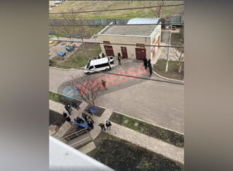 В Одессе стрелок целился в детей из окна высотки (видео)