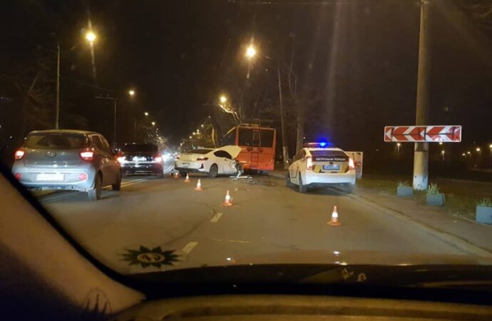 В Приморском районе Одессы автомобиль въехал в троллейбус