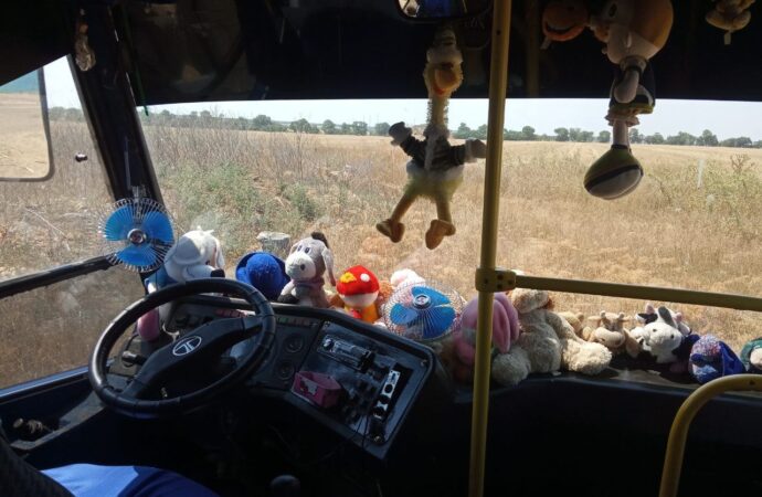 Просто так: в Одесской области водитель автобуса дарит игрушки маленьким пассажирам (фото)
