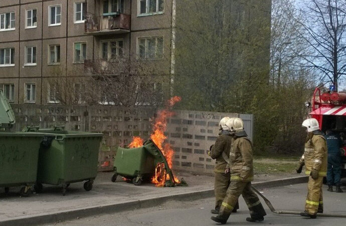 В Одессе поджигатель терроризирует горожан, устраивая пожары в мусорном контейнере