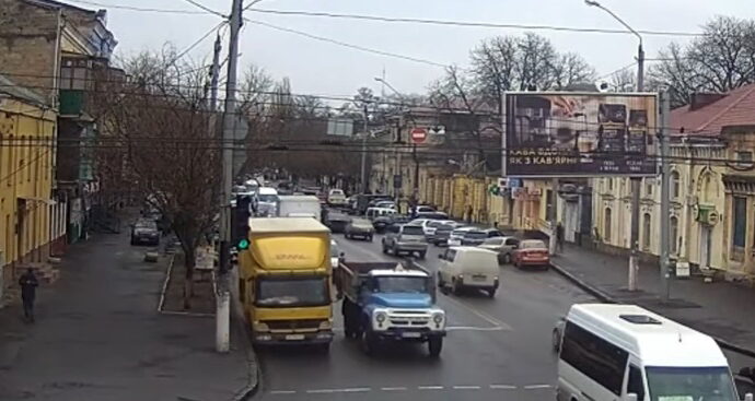 Грузовик повредил светофор на одесском перекрестке (видео)