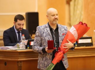 Мэр Одессы наградил артиста комик-труппы “Маски”
