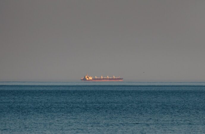 В море близ Одессы засняли “парящие” над водой корабли (фото)