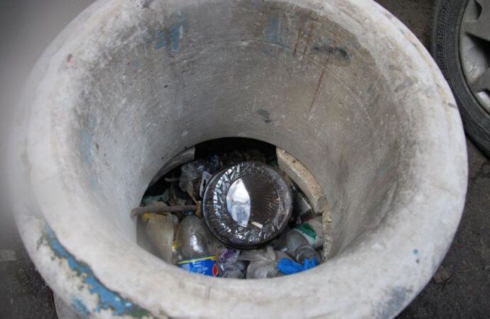Одесские колодцы превращаются в мусорные свалки