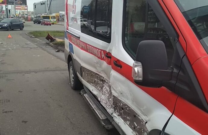 В аварии при участии трех машин в Одессе «смяли» скорую помощь