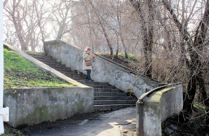 В память об одесской конке: рельс из позапрошлого века «работает» перилами невзрачной лестницы