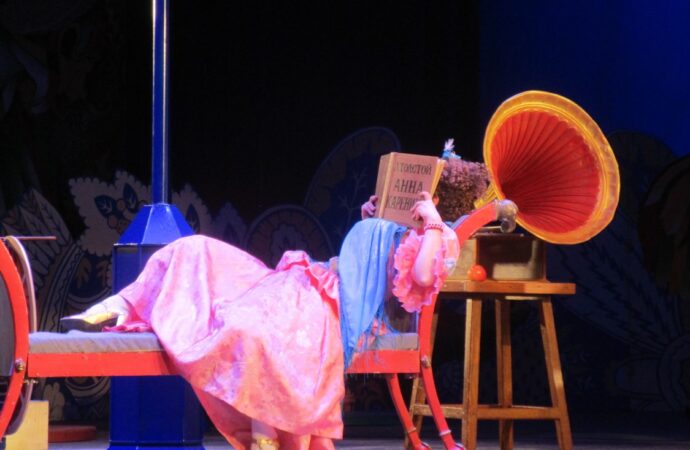 Барышня уже легли с томиком Толстоевского в руках: как в Одесском театре музкомедии прошла премьера мюзикла «За двумя зайцами»