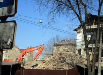 Баня на Торговой в Одессе: демонтаж возобновился (фото)