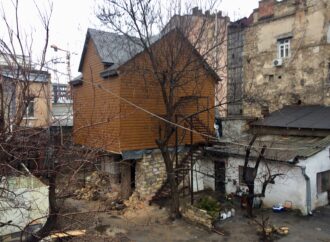 Из-за самостроя в центре Одессы трещит по швам жилой дом (фото)