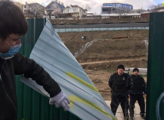 В Одессе активисты снесли забор вокруг скандальной стройки на Фонтане (фото)