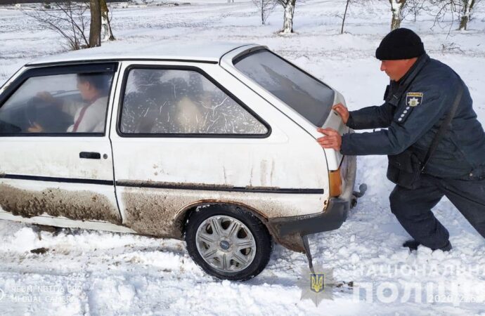 Впродовж дня в Одеській області поліцейські витягнули зі снігових заметів близько семидесяти автівок (фото, відео)