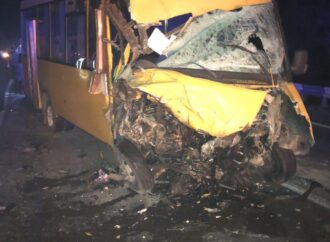На трассе Одесса-Мелитополь грузовик выскочил на встречку и столкнулся с автобусом: пострадало 10 человек