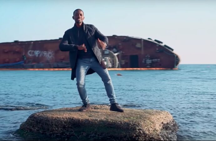Нигерийский рэппер снялся в клипе с затонувшим в Одессе танкером Delfi (видео)