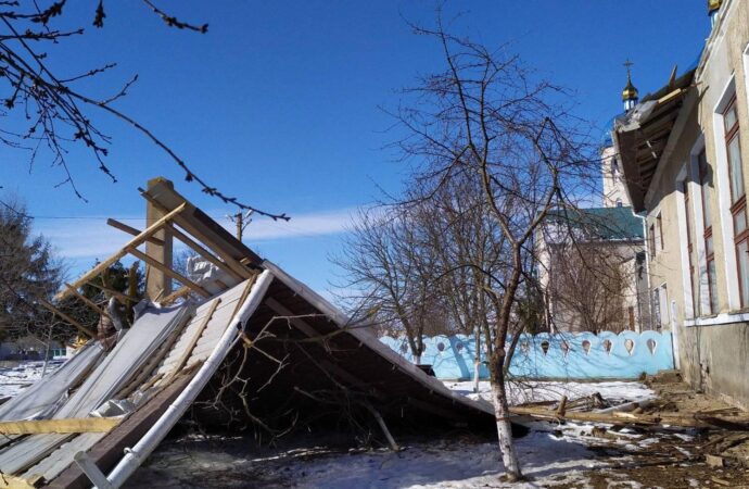 Сильный ветер снес крышу одной из школ в Одесской области