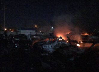 Пожар на штрафплощадке в Одессе: сгорело более 20 автомобилей (фото)