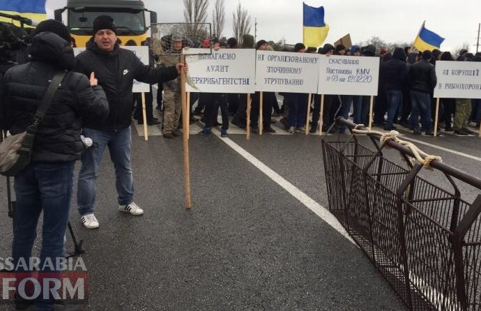 Рыбаки перекрыли трассу Одесса-Рени, протестуя против “рыбной мафии”