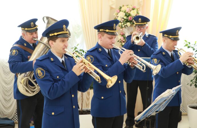 Военный оркестр в ЗАГСе и сердце из влюбленных пар: как в Одессе отметили День святого Валентина