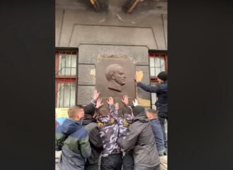 В центре Одессы активисты сняли памятную доску в честь маршала Жукова (фото)