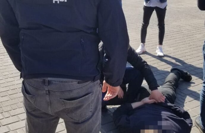 В Одесі затримали поліцейського, який вимагав хабар за торгівлю у невстановленому місці