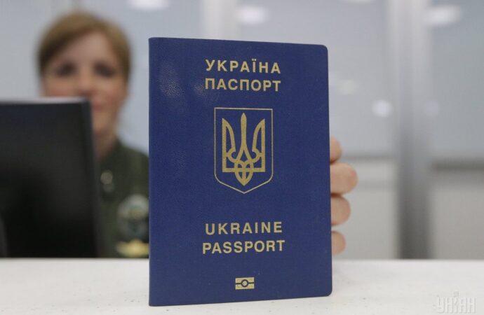 Міністерство закордонних справ радить українцям не виїжджати за кордон без нагальної потреби