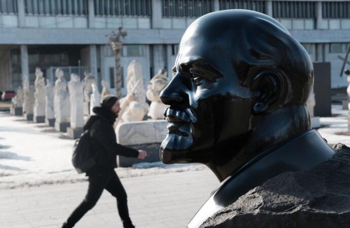 В Одесской области показали два свергнутых памятника Ленину (фото)