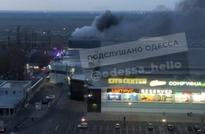 Пожар на Таирова в Одессе: очевидцы сообщили о горящем торговом центре (фото, видео)