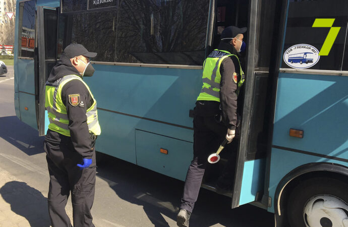 Начали штрафовать: в Одессе полиция проверяет, как соблюдают карантин в транспорте