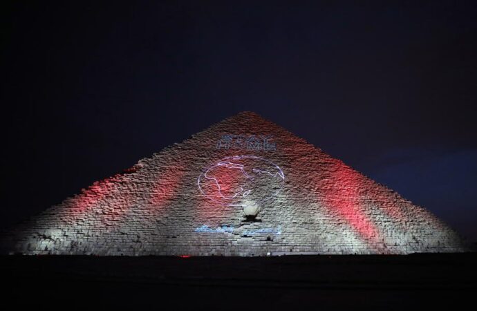 Коронавирус в мире: на волне пандемии египетскую пирамиду подсветили тематической надписью (фото)
