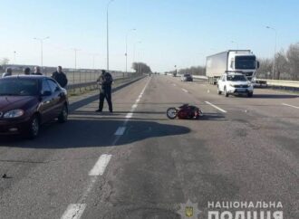 Проїхав між двома вантажівками: на трасі Одеса — Київ у ДТП постраждав мопедист