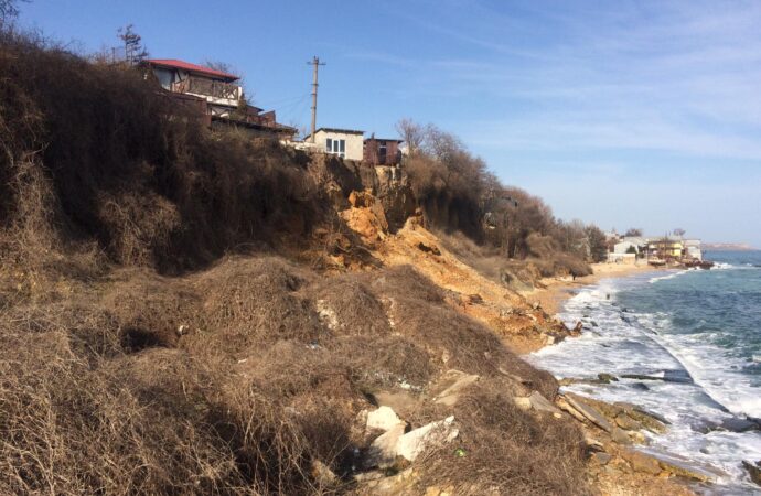 У моря в Одессе обрушился склон: под угрозой жилые дома (фото)