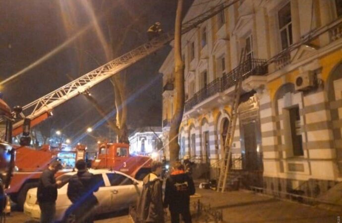 В Одесі під час гасіння пожежі постраждав рятувальник (фото)