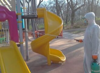 В Одессе дезинфицируют объекты в парках и скверах: особое внимание — детским площадкам (фото)